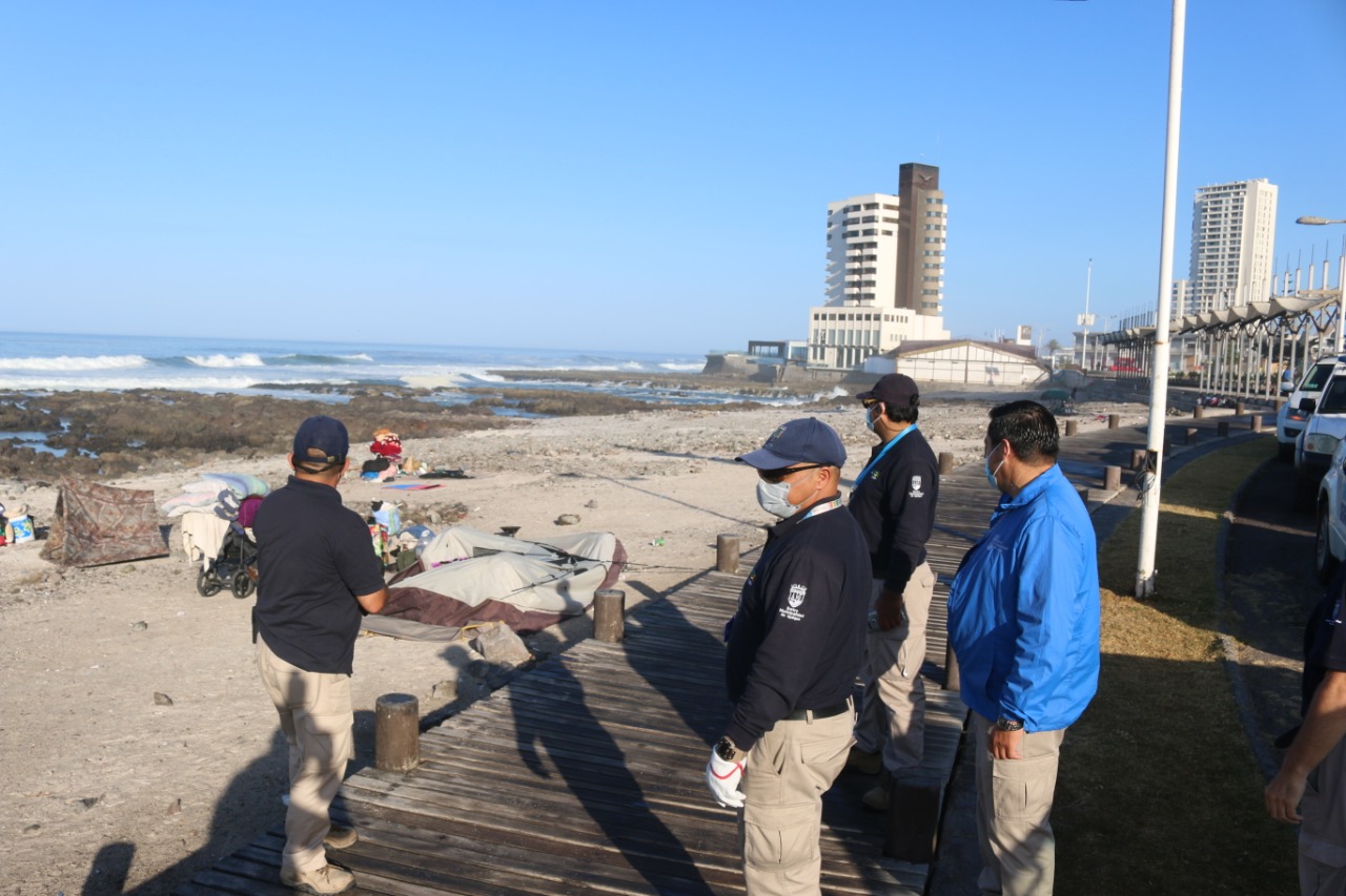Municipalidad de Iquique, IV Zona Naval y PDI realizan operativo conjunto para retirar a carpistas del borde costero