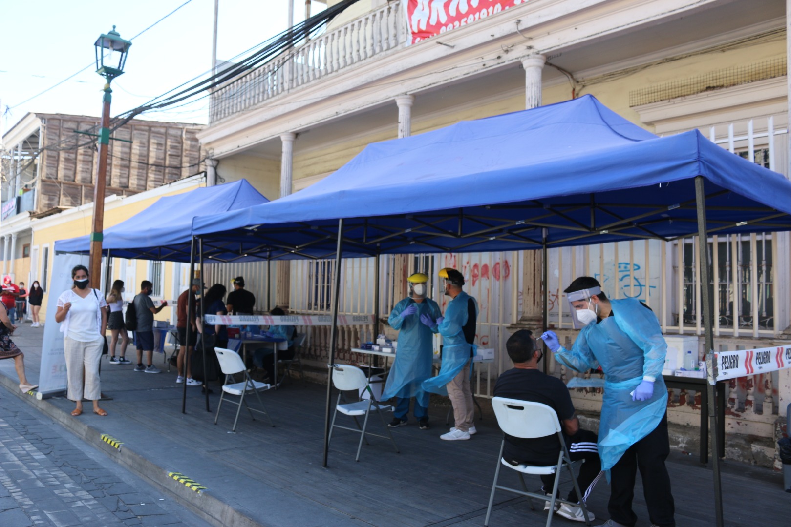 Aumenta número de residentes en Iquique que acuden a operativo PCR de Salud Municipal en Paseo Baquedano