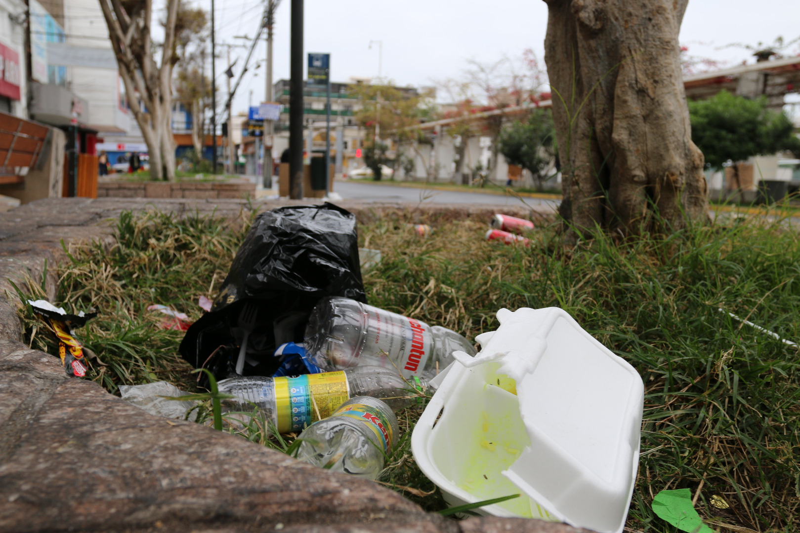 Municipalidad de Iquique realiza operativo especial ante gran cantidad de basura en sector centro