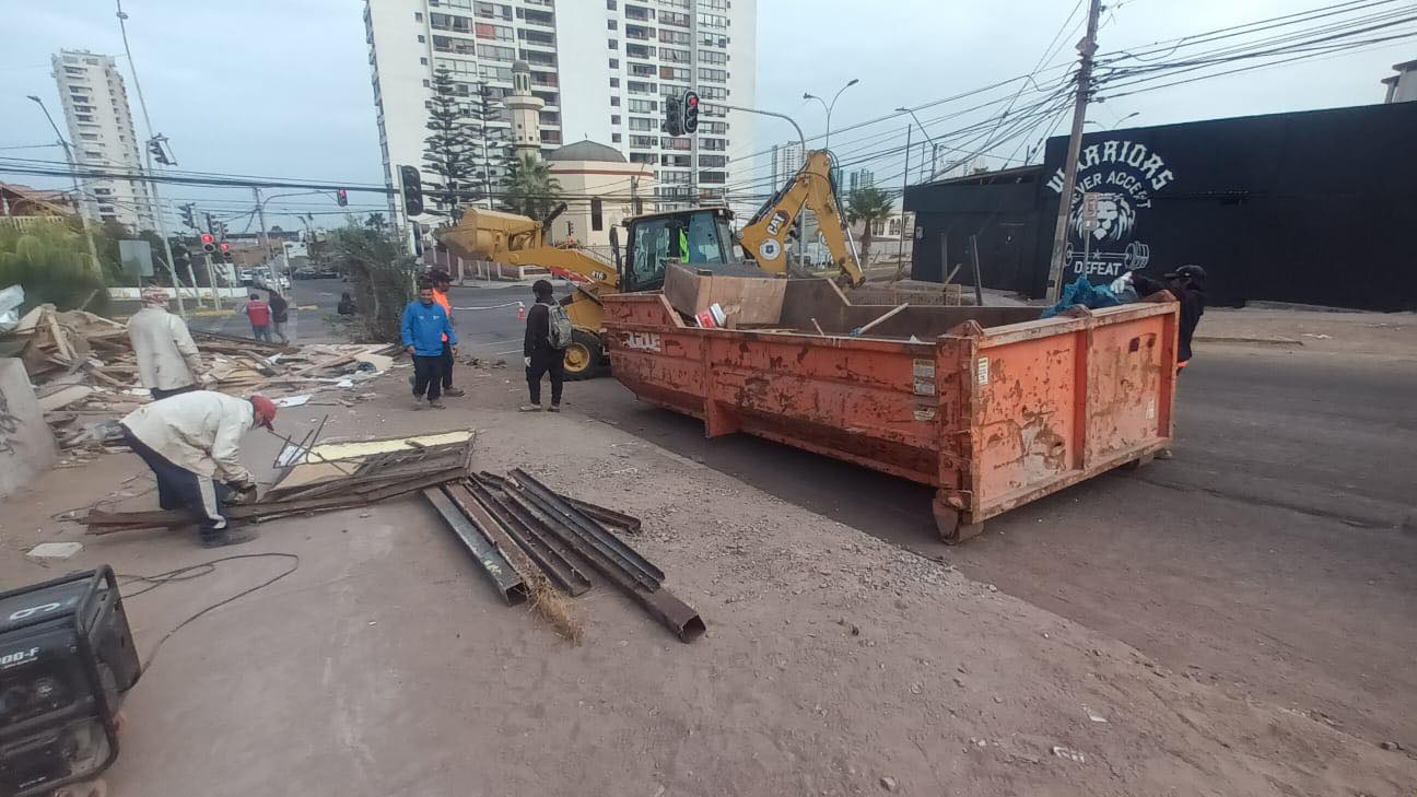 Municipalidad de Iquique retira caseta abandonada y recupera espacio público en sector sur