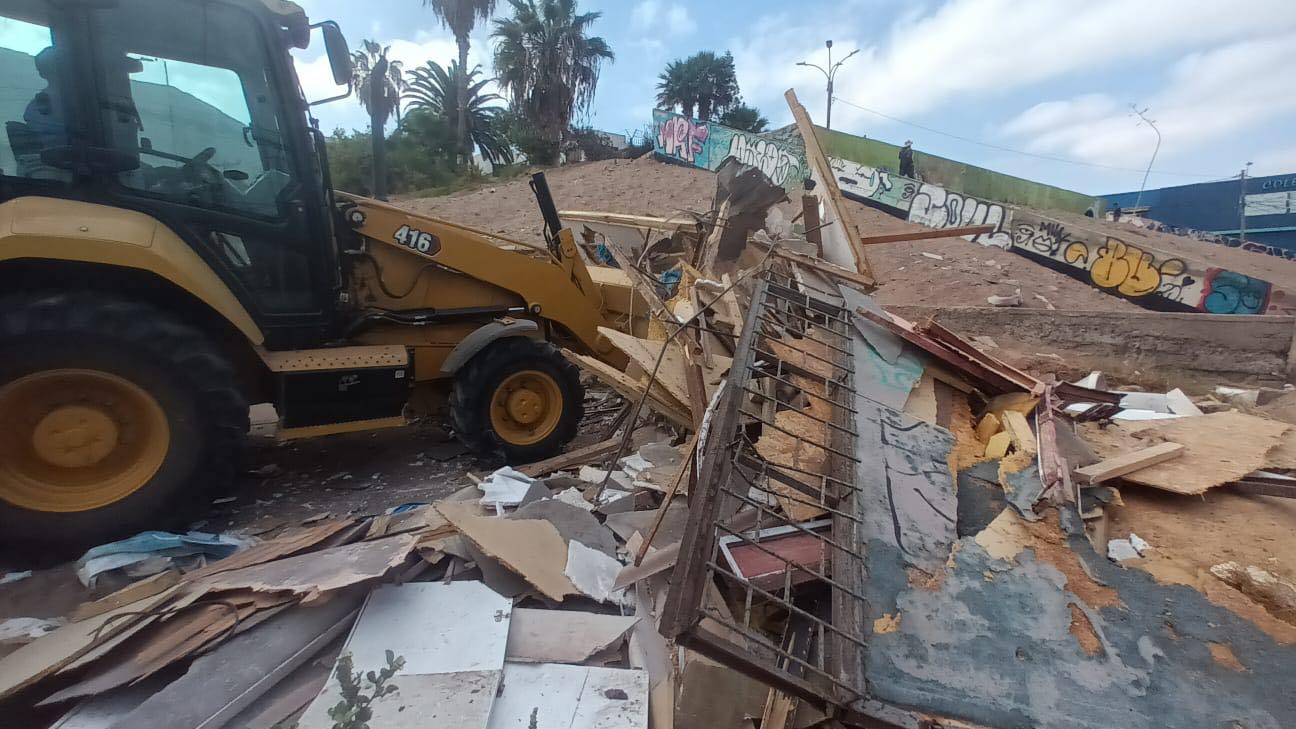 Municipalidad de Iquique retira caseta abandonada y recupera espacio público en sector sur