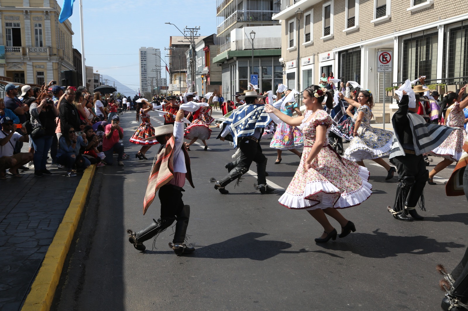 Gran participación tuvo Desfile Cívico por los 144 años de la Municipalidad de Iquique