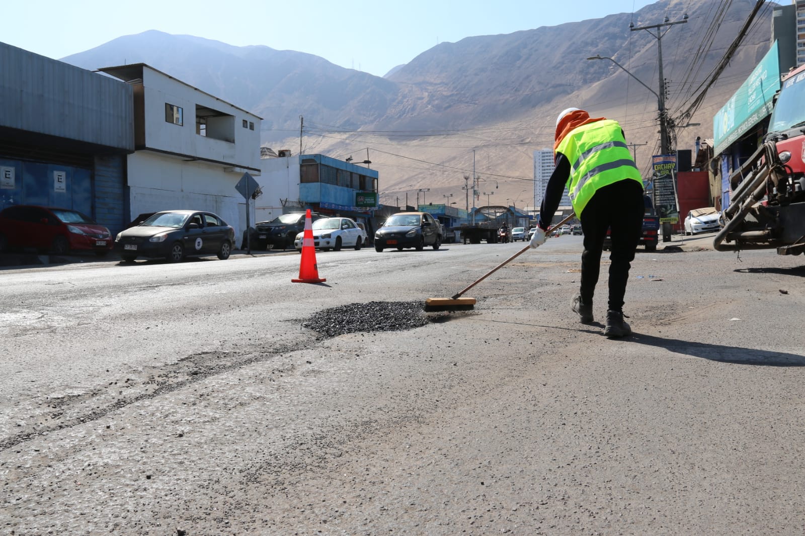 Camión bacheador de la Municipalidad de Iquique recorre la ciudad reparando calzadas