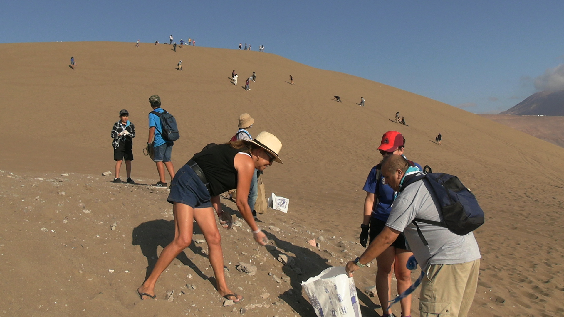 Municipalidad de Iquique y comunidad se unen en fin de semana de limpieza en Cerro Dragón