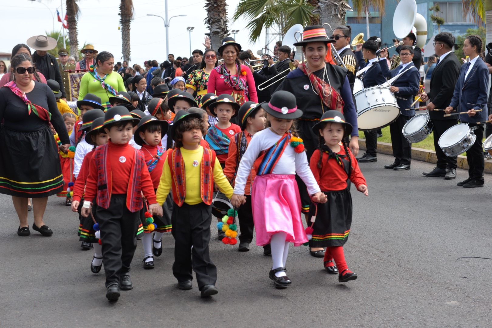 Municipalidad de Iquique presente en Desfile Comunitario Sector Sur en Homenaje a la Patria