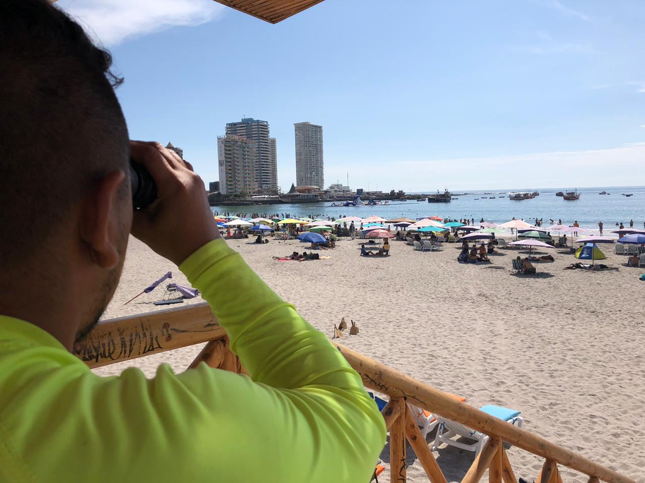 Cómo es el trabajo de los salvavidas en el borde costero de Iquique